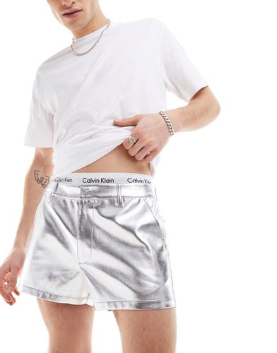 Pantaloncini slim taglio corto in pelle sintetica color metallizzato - ASOS DESIGN - Modalova