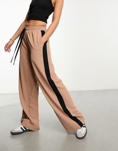 Pantaloni marroni color cammello con pannello a contrasto - ASOS DESIGN - Modalova