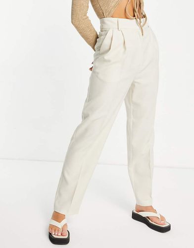 Pantaloni mom beige con pieghe sul davanti - ASOS DESIGN - Modalova