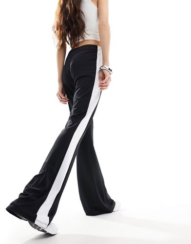 Pantaloni neri a zampa con cuciture a contrasto - ASOS DESIGN - Modalova