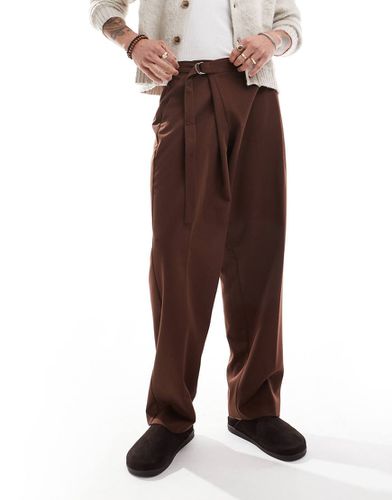 Pantaloni a fondo ampio eleganti marroni con cintura laterale incrociata - ASOS DESIGN - Modalova