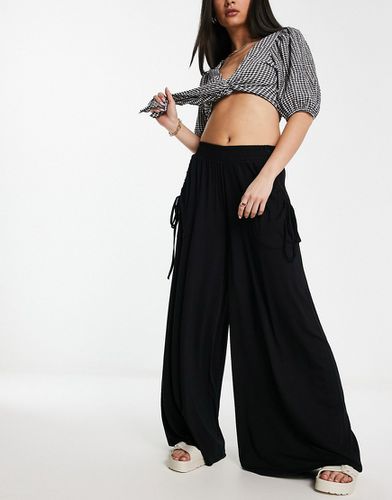 Pantaloni a fondo ampio neri con tasche e vita arricciata - ASOS DESIGN - Modalova