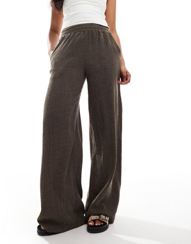 Pantaloni a fondo ampio testurizzati color cioccolato - ASOS DESIGN - Modalova