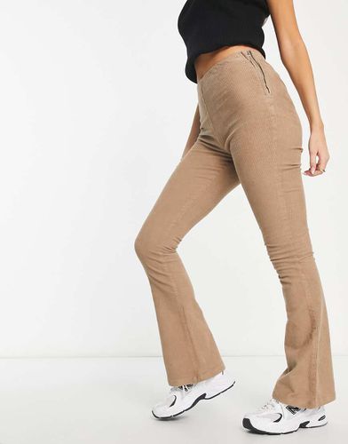 Pantaloni a zampa a coste color sabbia - ASOS DESIGN - Modalova