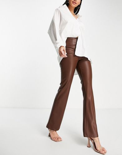 Pantaloni a zampa in pelle sintetica color cioccolato - ASOS DESIGN - Modalova