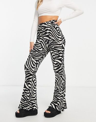 Pantaloni a zampa in plissé neutro zebrato - ASOS DESIGN - Modalova