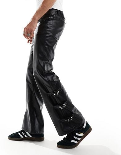 Pantaloni a zampa neri in pelle sintetica con fibbie sul fondo - ASOS DESIGN - Modalova