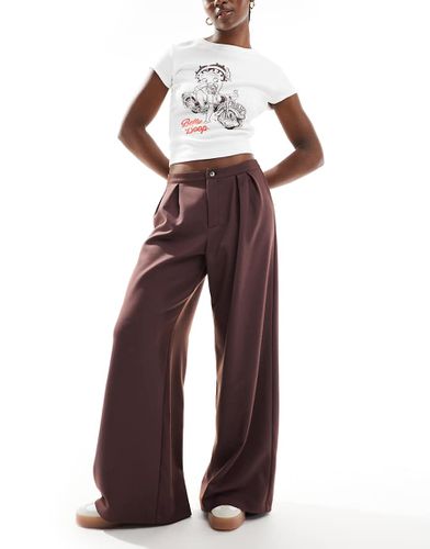 Pantaloni ampi bordeaux a pieghe a vita bassa con motivo a spina di pesce - ASOS DESIGN - Modalova