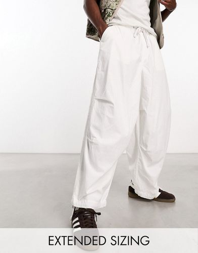 Pantaloni bianchi stile paracadutista - ASOS DESIGN - Modalova