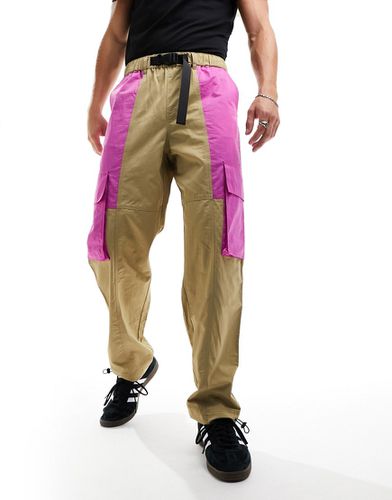 Pantaloni cargo ampi color cuoio e rosa con cintura in tessuto - ASOS DESIGN - Modalova