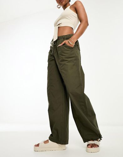 Pantaloni cargo kaki scuro stile paracadutista con cuciture a vista - ASOS DESIGN - Modalova