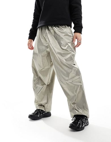 Pantaloni cargo stile parachute oversize color metallizzato - ASOS DESIGN - Modalova