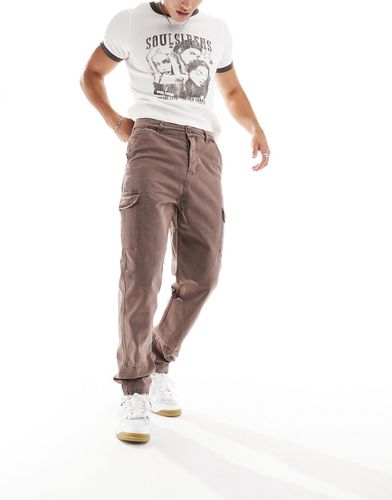 Pantaloni cargo stile skater in tela marrone lavaggio acido - ASOS DESIGN - Modalova