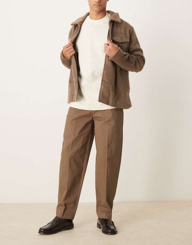 Pantaloni chino eleganti oversize affusolati in cotone kaki con pieghe sul davanti - ASOS DESIGN - Modalova