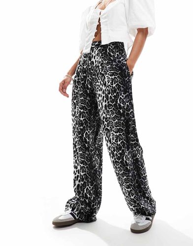 Pantaloni comodi con stampa animalier monocromatica - ASOS DESIGN - Modalova