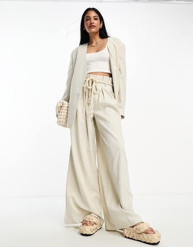 Pantaloni da abito a fondo ampio beige a vita alta arricciata e cintura in corda - ASOS DESIGN - Modalova