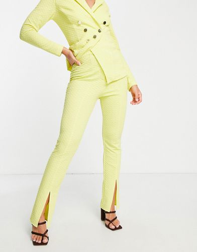 Pantaloni da abito slim in jersey testurizzato gialli con spacco sul davanti - ASOS DESIGN - Modalova