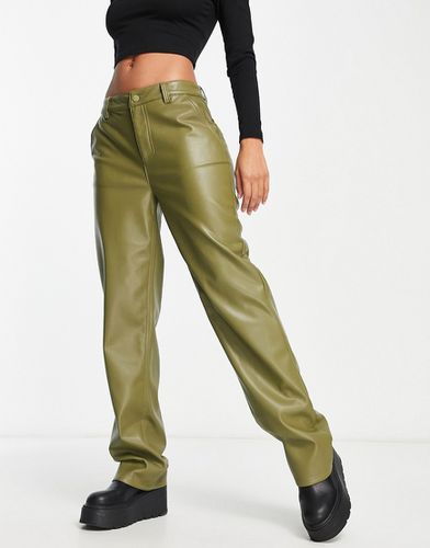 Pantaloni dritti in pelle sintetica color oliva - ASOS DESIGN - Modalova