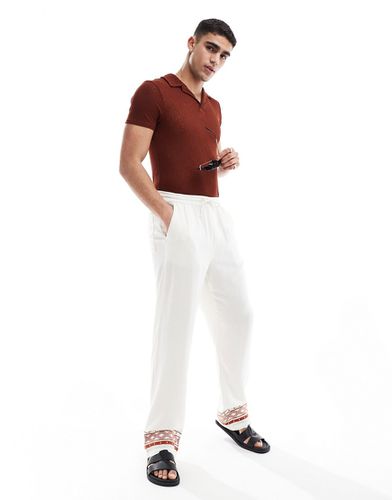 Pantaloni effetto lino bianchi con orlo ricamato vestibilità comoda - ASOS DESIGN - Modalova