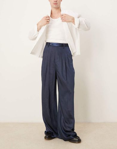 Pantaloni eleganti ampi in raso con pieghe triple - ASOS DESIGN - Modalova