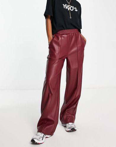 Pantaloni joggers dritti elasticizzati in pelle sintetica color vino - ASOS DESIGN - Modalova