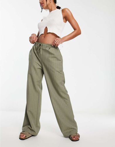 Pantaloni kaki a righe - ASOS DESIGN - Modalova