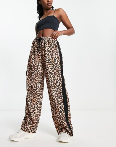 Pantaloni leopardati con pannelli a contrasto - ASOS DESIGN - Modalova