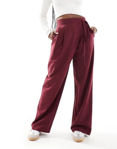 Pantaloni sartoriali a fondo ampio bordeaux con allacciatura a portafoglio - ASOS DESIGN - Modalova