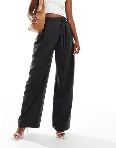 Pantaloni sartoriali a fondo ampio grigi con allacciatura avvolgente - ASOS DESIGN - Modalova