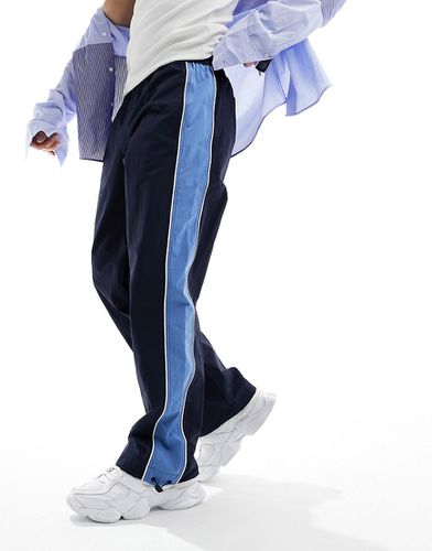 Pantaloni sportivi ampi in nylon con riga laterale blu - ASOS DESIGN - Modalova