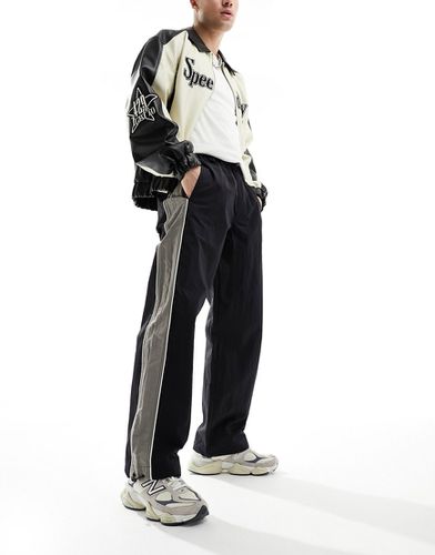 Pantaloni sportivi ampi in nylon neri con riga laterale grigia - ASOS DESIGN - Modalova