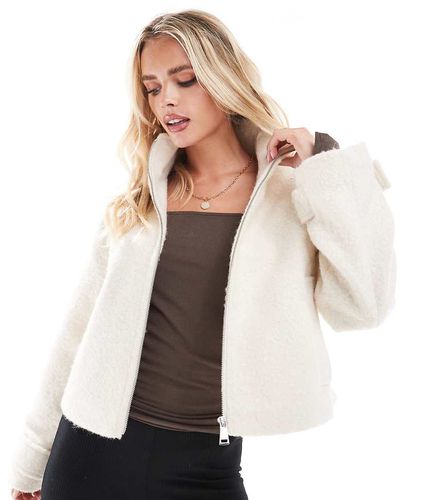 ASOS DESIGN Petite - Giacca color crema bouclé con collo a imbuto - ASOS Petite - Modalova