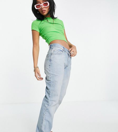 ASOS DESIGN Petite - Jeans dritti a vita medio alta anni '90 lavaggio chiaro in misto cotone - MBLUE - ASOS Petite - Modalova