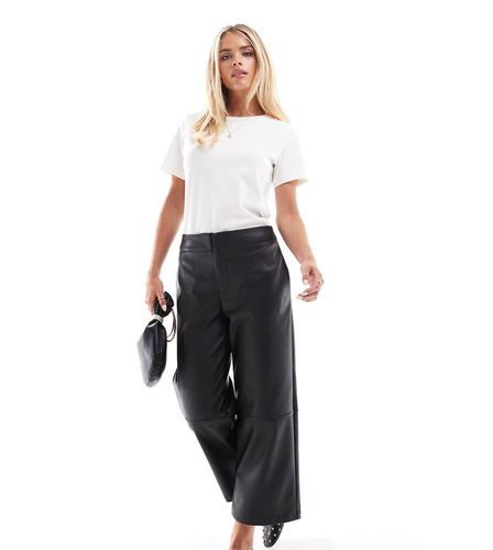 ASOS DESIGN Petite - Pantaloni corti neri in pelle sintetica - ASOS Petite - Modalova