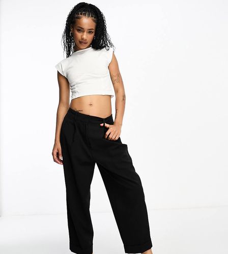 ASOS DESIGN Petite - Pantaloni sartoriali affusolati neri con risvolto sul fondo - ASOS Petite - Modalova