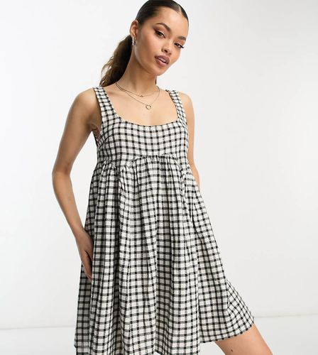 ASOS DESIGN Petite - Prendisole grembiule corto monocromatico a quadretti con scollo squadrato - ASOS Petite - Modalova