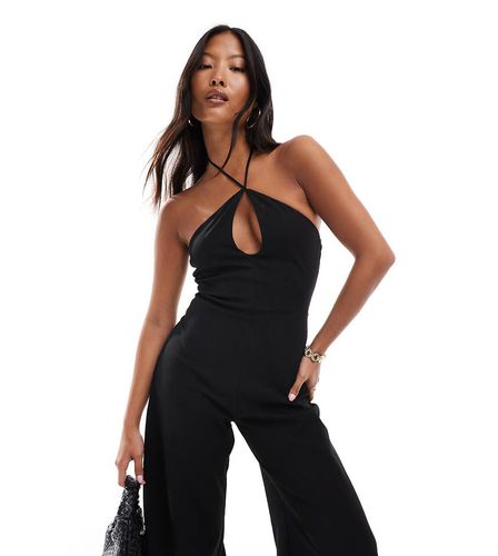 ASOS DESIGN Petite - Tuta jumpsuit a fondo ampio nera allacciata al collo con cut-out - ASOS Petite - Modalova