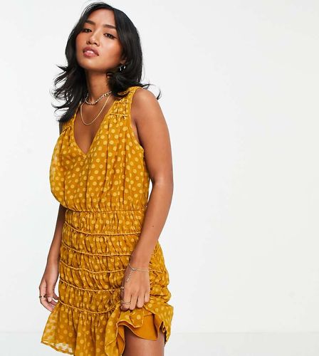 ASOS DESIGN Petite - Vestito corto morbido senza maniche con gonna arricciata in plumetis, colore senape - ASOS Petite - Modalova