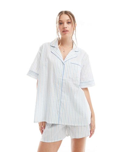 Pigiama con camicia a maniche corte e pantaloncini a righe - ASOS DESIGN - Modalova