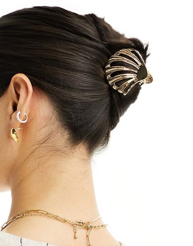 Pinza per capelli dorata con design a conchiglia - ASOS DESIGN - Modalova