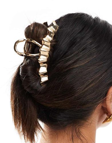 Pinza per capelli dorata in metallo con design a onde - ASOS DESIGN - Modalova