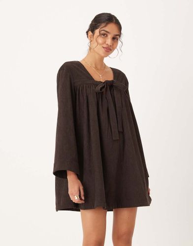 Robe babydoll courte en velours côtelé avec liens noués à l'avant - Chocolat - Asos Design - Modalova