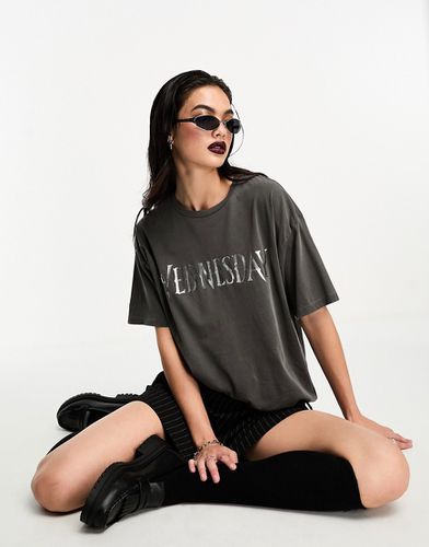 Wednesday Addams - T-shirt oversize grigio antracite slavato con stampa cromata su licenza - ASOS DESIGN - Modalova