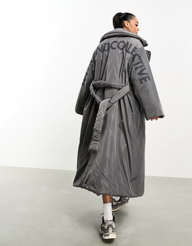 ASOS DESIGN - Weekend Collective - Cappotto imbottito taglio lungo antracite con grafica sul retro e cintura - ASOS WEEKEND COLLECTIVE - Modalova