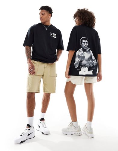 T-shirt unisex oversize nera con grandi stampe grafiche di Muhammad Ali su licenza - ASOS DESIGN - Modalova
