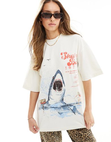 T-shirt vestibilità boyfriend color crema con stampa di squalo - ASOS DESIGN - Modalova