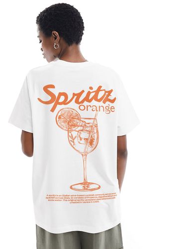 T-shirt vestibilità classica bianca con stampa di Spritz all'arancia - ASOS DESIGN - Modalova