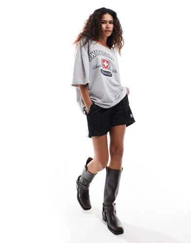 T-shirt comoda mélange con spalle scoperte e grafica "Swiss Football" - ASOS DESIGN - Modalova