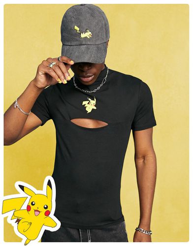 T-shirt corta attillata nera con cut-out e stampe Pokemon - ASOS DESIGN - Modalova