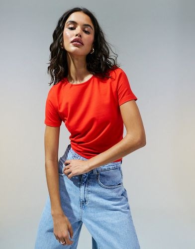 T-shirt corta attillata rossa - ASOS DESIGN - Modalova